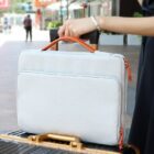 Sacoche pour ordinateur portable blanc sur une valise