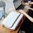 Sacoche pour ordinateur portable blanc posée sur une table
